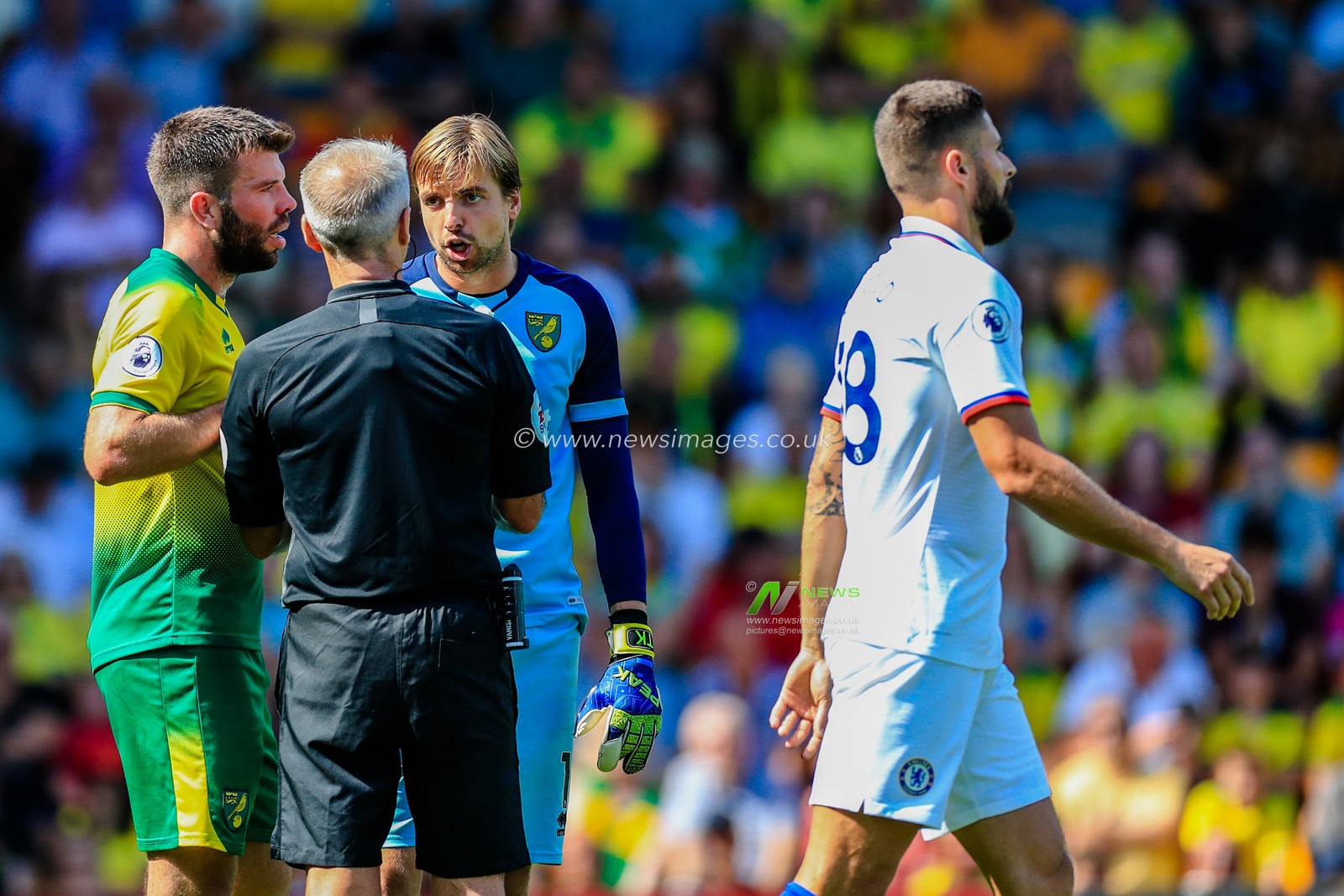 24th August 2019, Carrow Road, Norwich, England ; Premier League Football, Norwich City vs Chelsea  : Referee Martin Atkinson has a word with Tim Krul (01) of Norwich City to determine whether a goal should be allowed


Credit: Georgie Kerr/News Images


Premier League/EFL Football images are subject to DataCo Licence