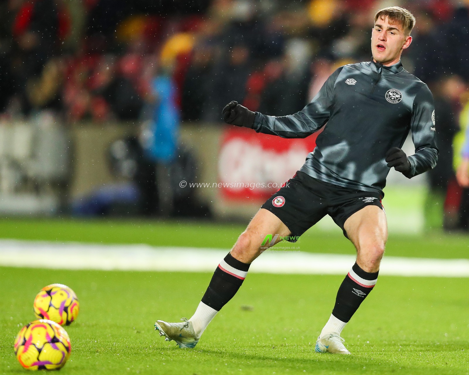 Yehor Yarmoliuk of Brentford warms up prior to the Premier League match Brentford vs Arsenal at The Gtech Community Stadium, London, United Kingdom, 1st January 2025

(Photo by Izzy Poles/News Images)