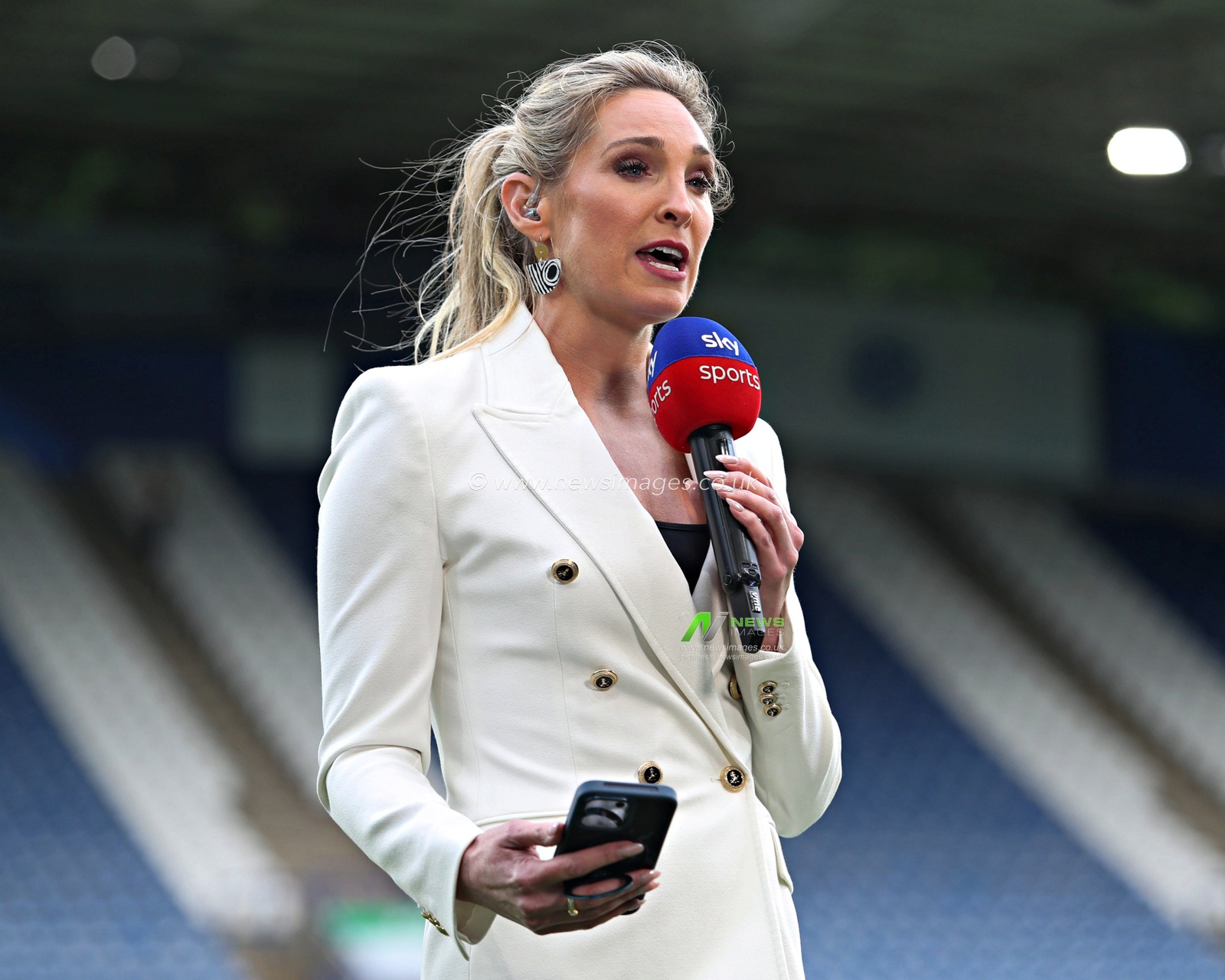 Jenna Brooks of Sky Sports before the Betfred Super League Round 13 match Huddersfield Giants vs Leigh Leopards at John Smith's Stadium, Huddersfield, United Kingdom, 29th May 2025

(Photo by Sam Eaden/News Images)