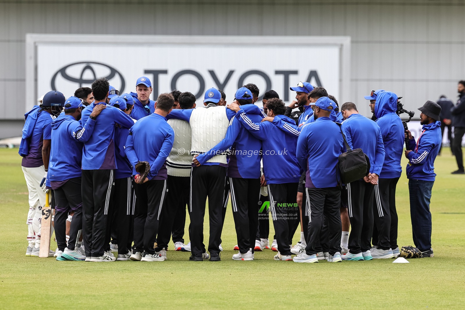 Team India have a group huddle in the pre-game warm up session during the 1st Rothesay Test Match Day 5 England vs India at Headingley Cricket Ground, Leeds, United Kingdom, 24th June 2025

(Photo by Mark Cosgrove/News Images)