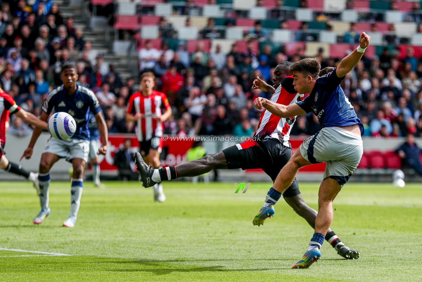 Harry Amass of Manchester United shoots during the Premier League match Brentford vs Manchester United at The Gtech Community Stadium, London, United Kingdom, 4th May 2025

(Photo by Izzy Poles/News Images)