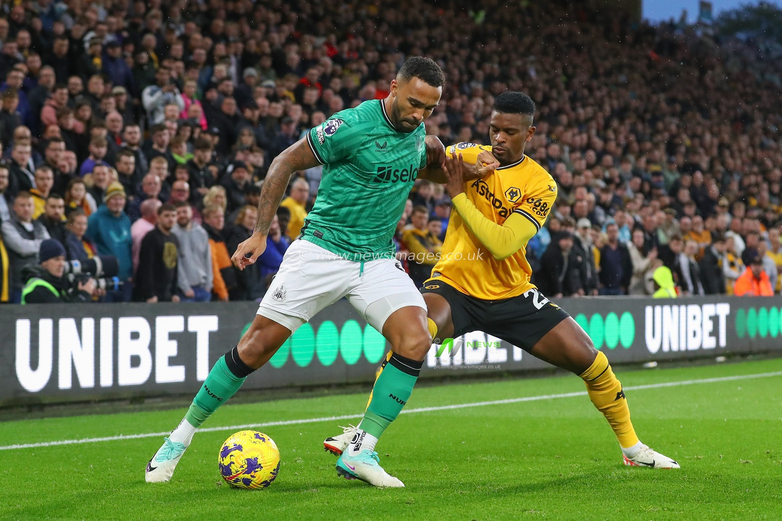 Callum Wilson #9 of Newcastle United holds off NÃ©lson Semedo #22 of Wolverhampton Wanderers during the Premier League match Wolverhampton Wanderers vs Newcastle United at Molineux, Wolverhampton, United Kingdom, 28th October 2023

(Photo by Gareth Evans/News Images)