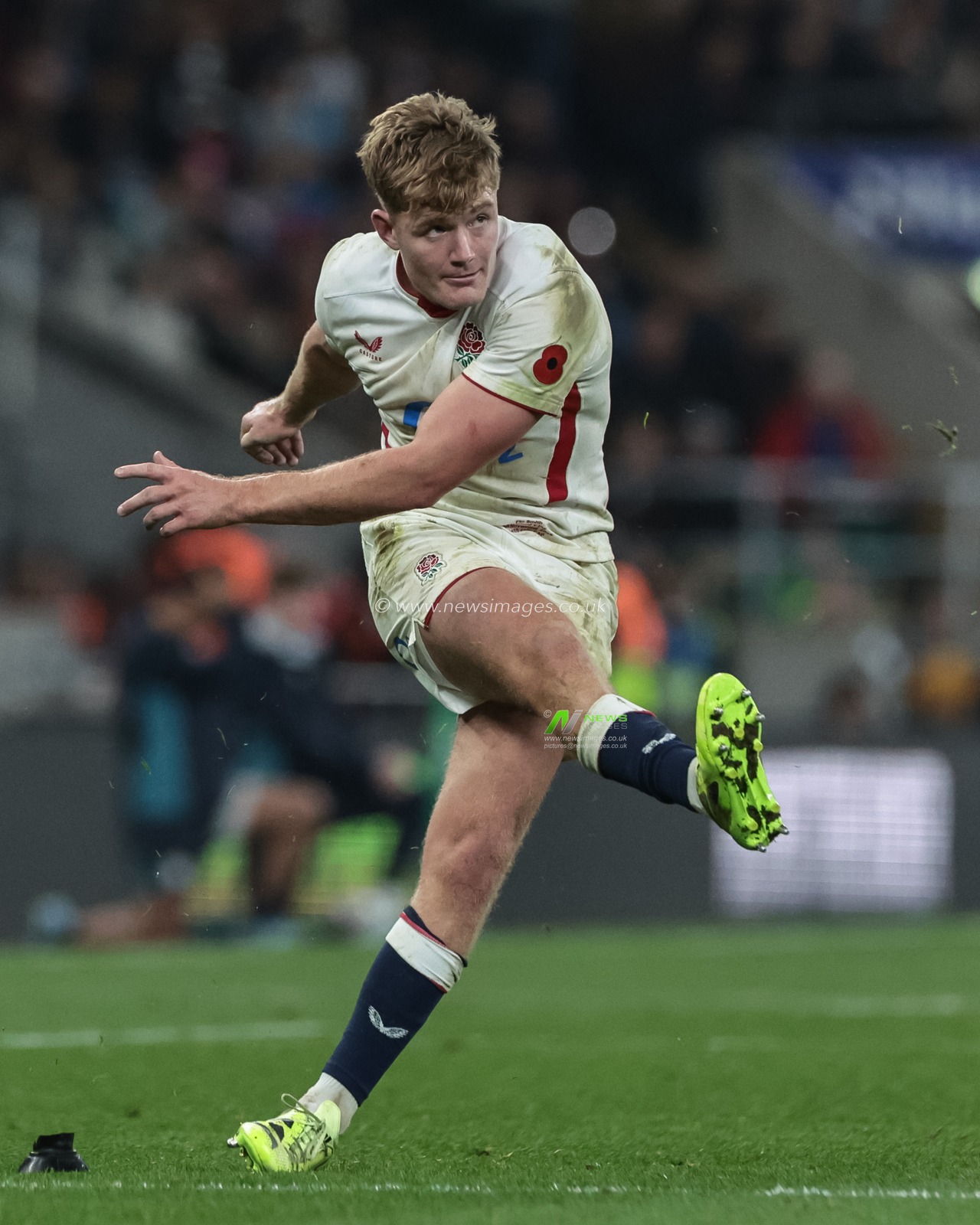 Fin Smith of England converts for a goal during the Quilter Nations Series 2025 match England vs Fiji at Allianz Stadium, Twickenham, United Kingdom, 8th November 2025

(Photo by Mark Cosgrove/News Images)

*** GER AUT SUI OUT ***