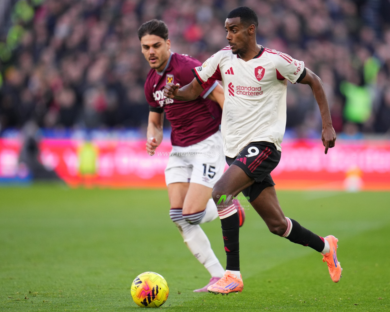 Alexander Isak of Liverpool on the ball during the Premier League match West Ham United vs Liverpool at London Stadium, London, United Kingdom, 30th November 2025

(Photo by Harvey Murphy/News Images)

*** GER AUT SUI OUT ***