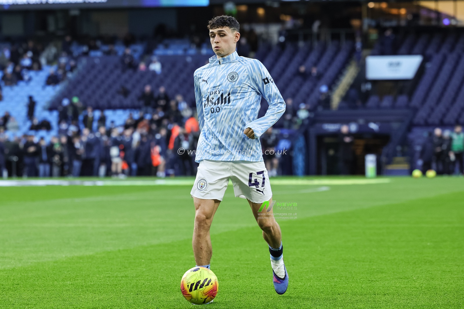 Phil Foden of Manchester City in the pregame warmup session during the Premier League match Manchester City vs West Ham United at Etihad Stadium, Manchester, United Kingdom, 20th December 2025

(Photo by Mark Cosgrove/News Images)

*** GER AUT SUI OUT ***