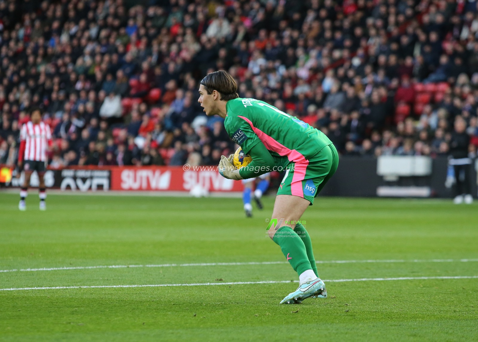 Derby County goalkeeper Jacob Widell Zetterstrom collects loose ball during the Sky Bet Championship match Sheffield United vs Derby County at Bramall Lane, Sheffield, United Kingdom, 1st November 2025

(Photo by Richard Bierton/News Images)

*** GER AUT SUI OUT ***