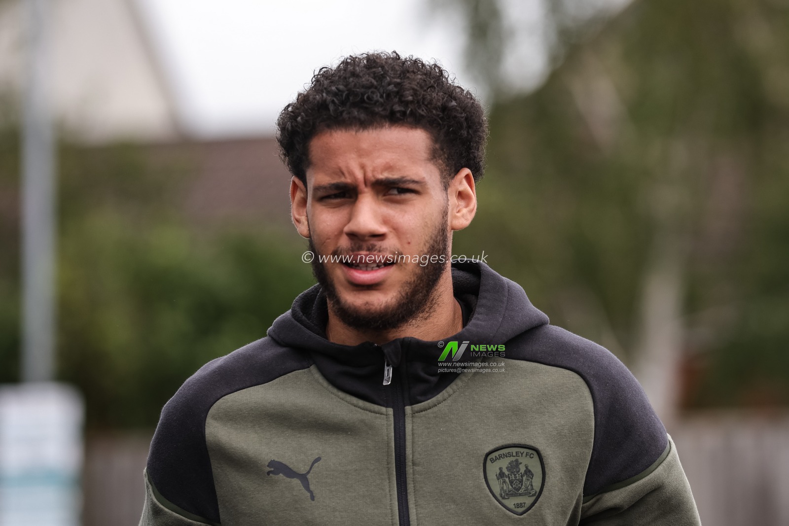 Kyran Lofthouse #15 of Barnsley during the Sky Bet League 1 match Bristol Rovers vs Barnsley at Memorial Stadium, Bristol, United Kingdom, 12th August 2023

(Photo by Mark Cosgrove/News Images)