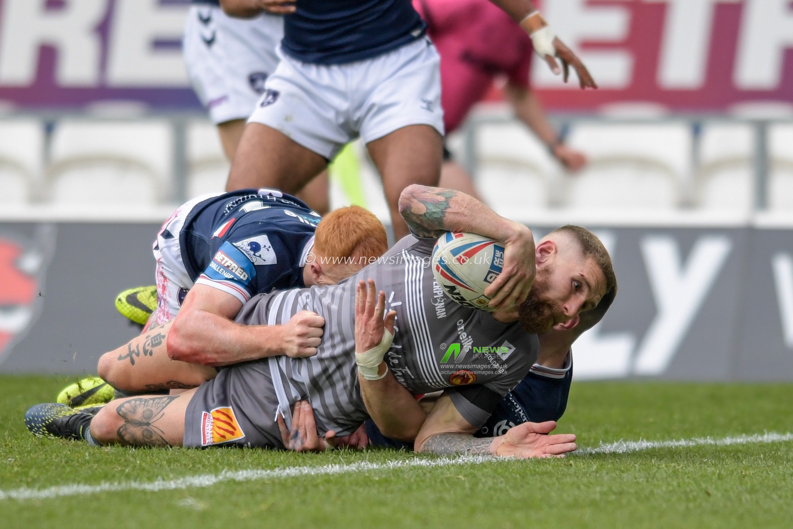 Sam Tomkins (29) of Catalans Dragons goes over for a try to make it 4-0