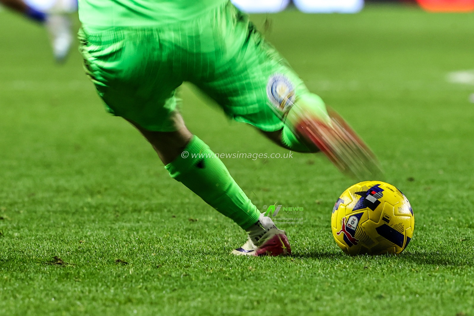 Sheffield Wednesday goalkeeper Murphy Cooper takes a free kick during the Sky Bet Championship match Sheffield Wednesday vs Birmingham City at Hillsborough, Sheffield, United Kingdom on 20 January 2026

(Photo by Alfie Cosgrove/News Images)