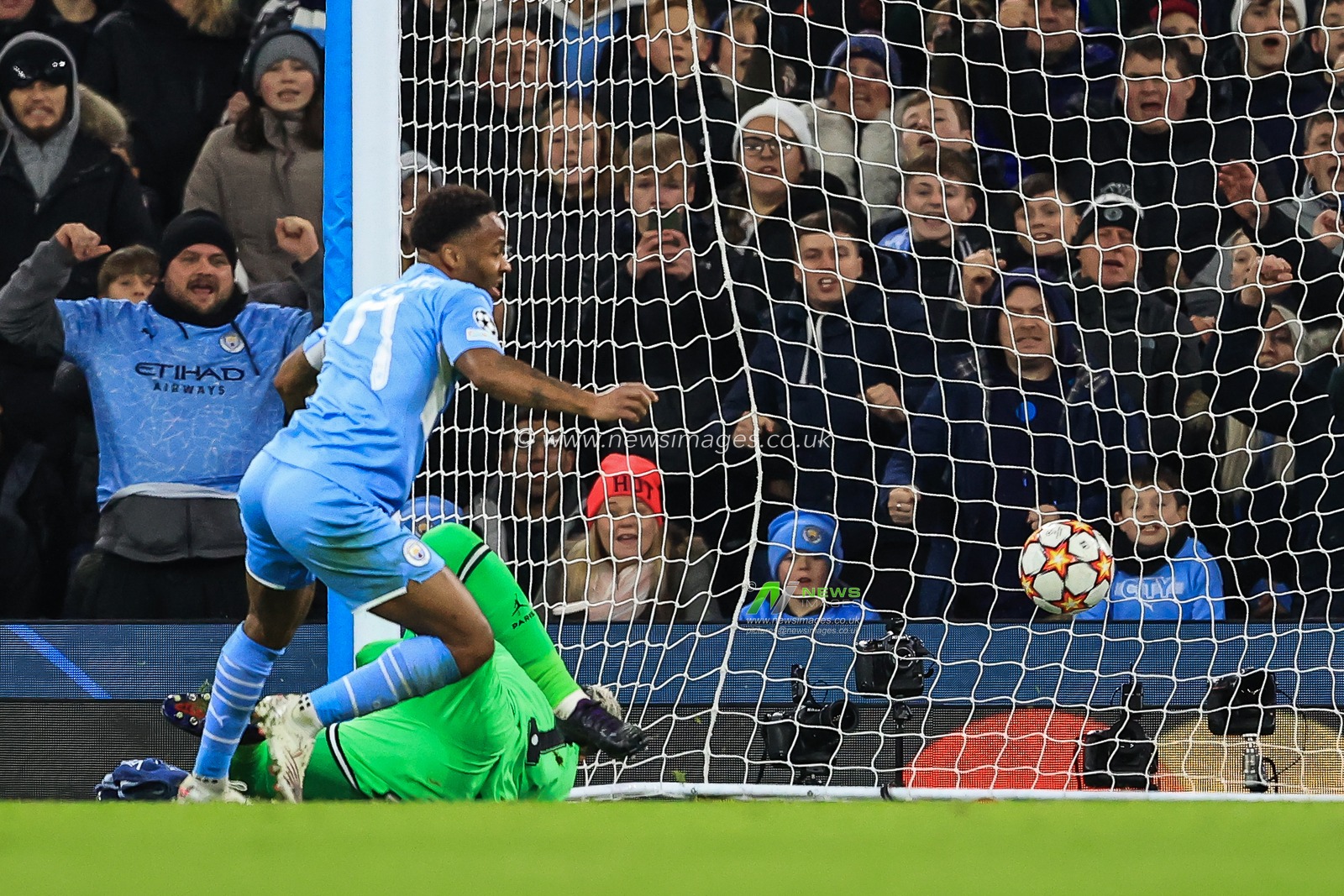 Raheem Sterling #7 of Manchester City scores to make it 1-1