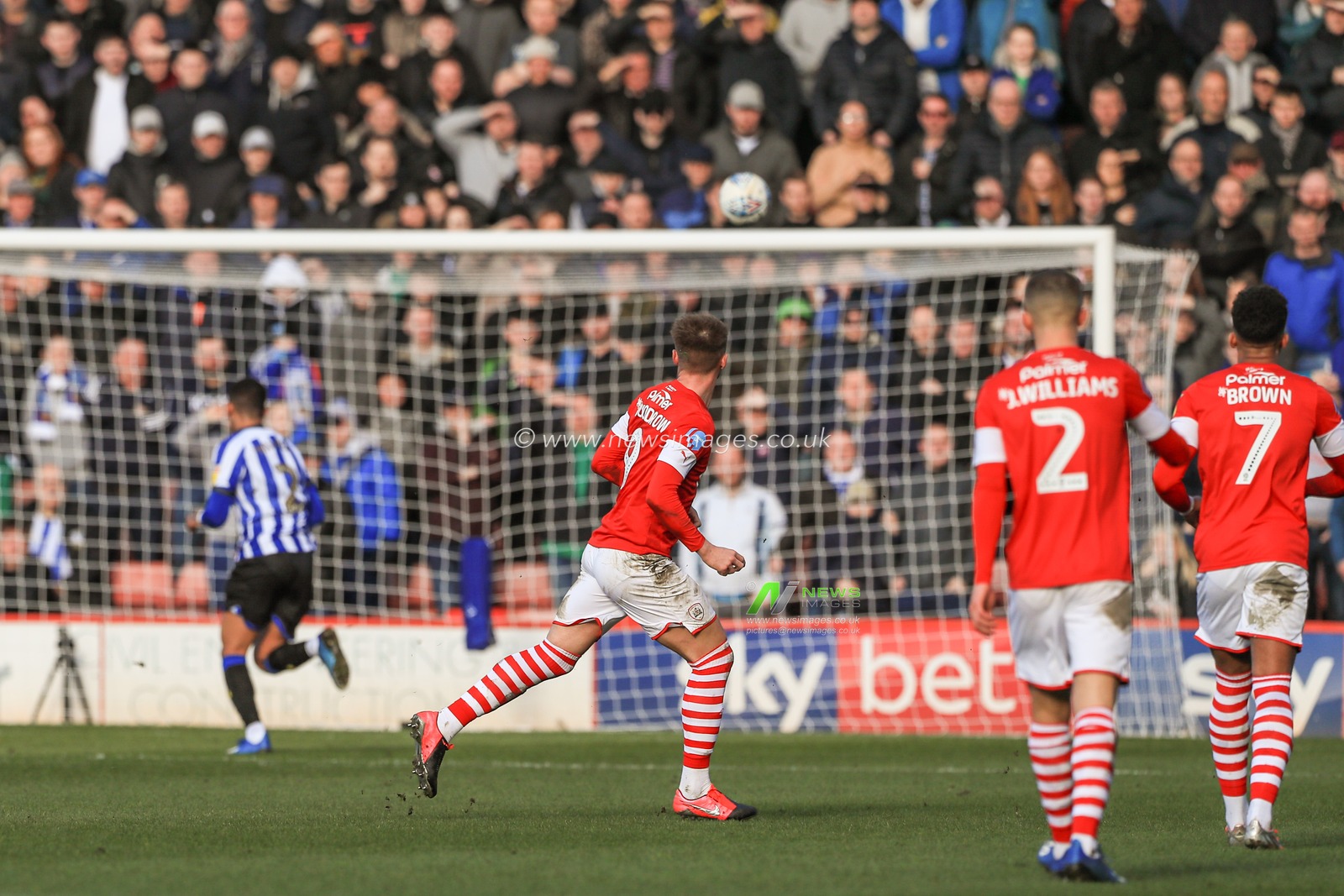 Cauley Woodrow (9) of Barnsley scores to make it 1-1