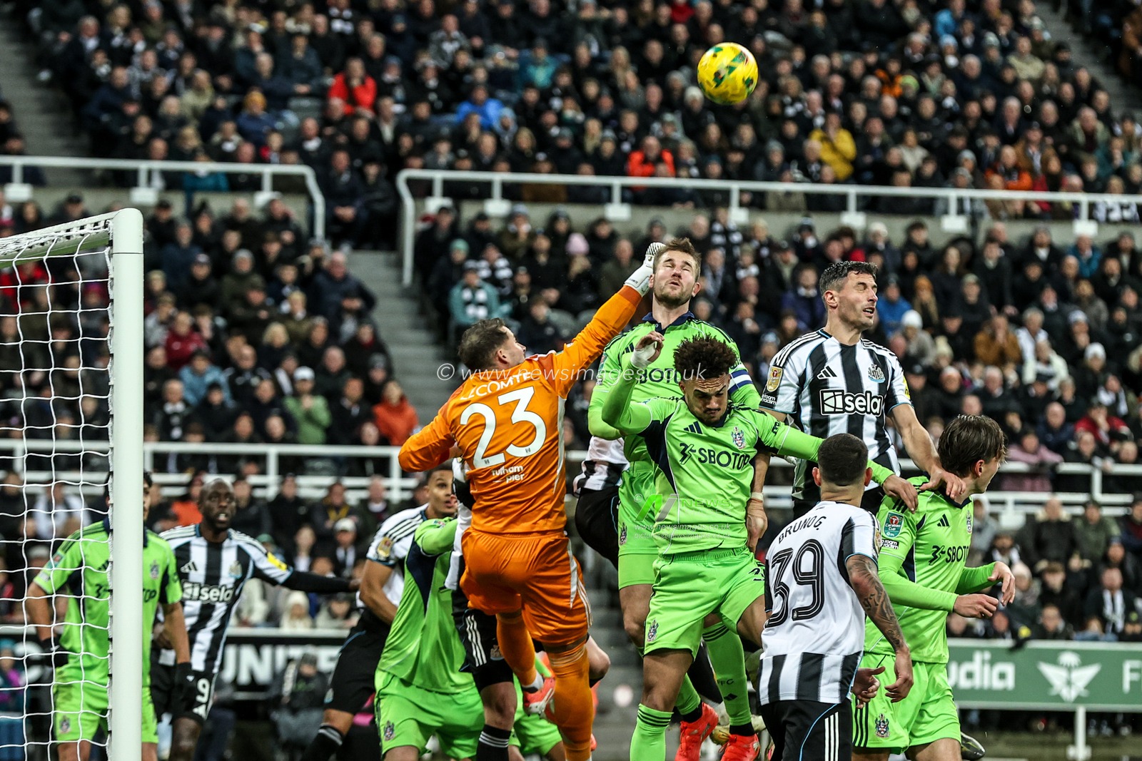 Fulham goalkeeper Benjamin Lecomte punches the ball clear during the Carabao Cup Quarter Final match Newcastle United vs Fulham at St. James's Park, Newcastle, United Kingdom, 17th December 2025

(Photo by Alfie Cosgrove/News Images)

*** GER AUT SUI OUT ***