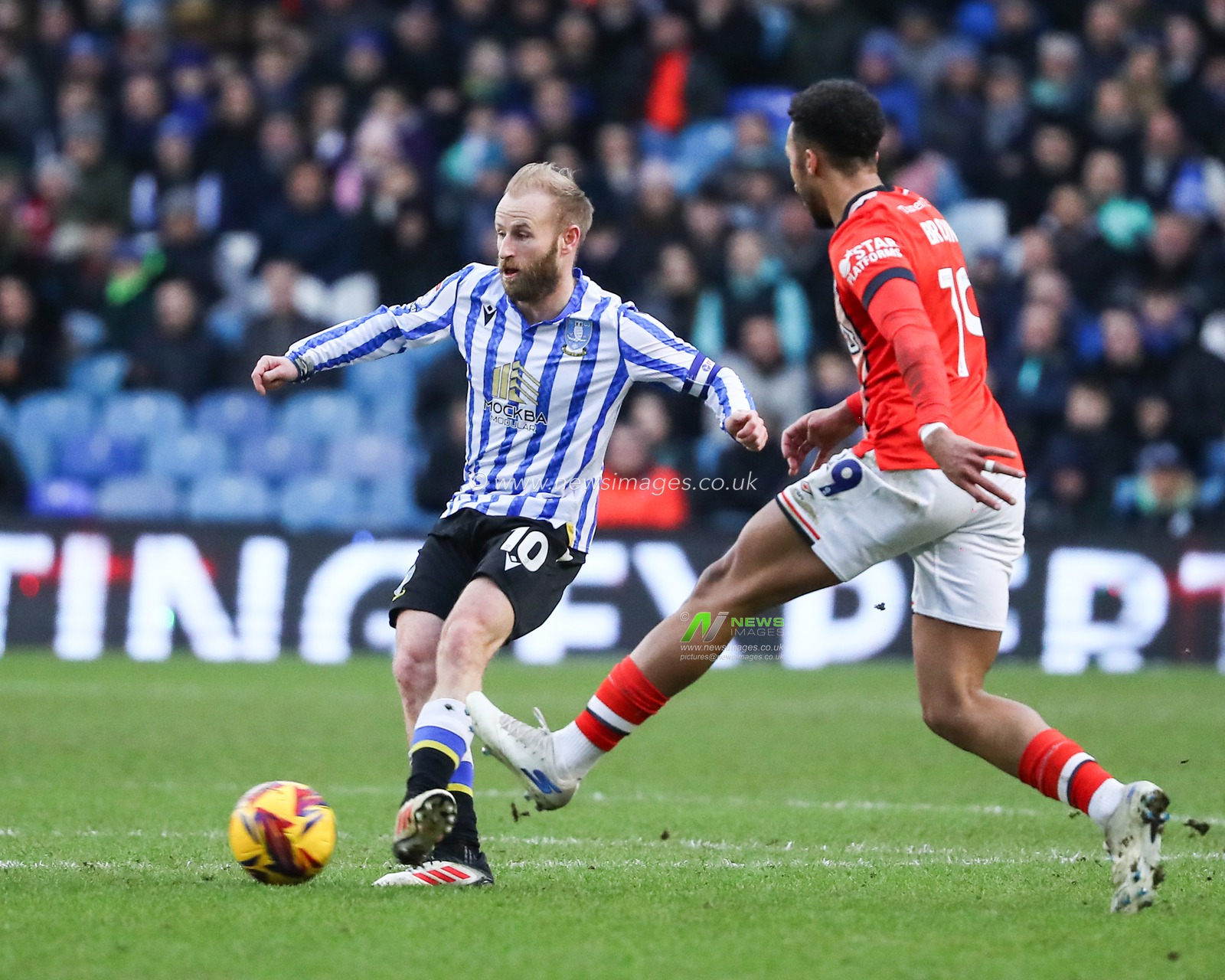 Barry Bannan of Sheffield Wednesday passes the ball forward during the Sky Bet Championship match Sheffield Wednesday vs Luton Town at Hillsborough, Sheffield, United Kingdom, 1st February 2025

(Photo by Jorge Horsted/News Images)