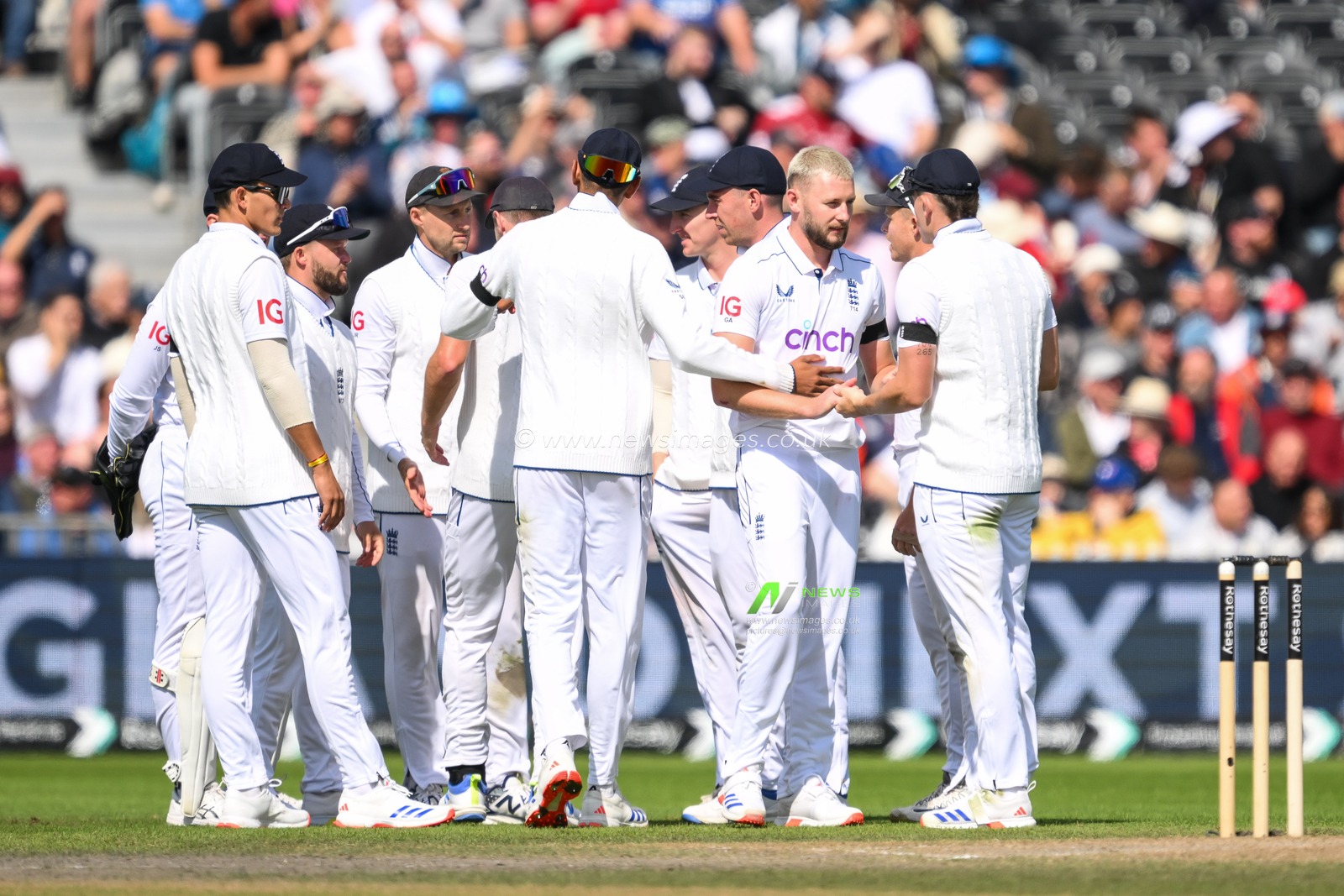 Gus Atkinson of England celebrates the wicket of Kamindu Mendis of Sri Lanka caught by Joe Root of England during the England Men v Sri Lanka 1st Rothesay Test Match Day 4 at Old Trafford, Manchester, United Kingdom, 24th August 2024

(Photo by Craig Thomas/News Images)