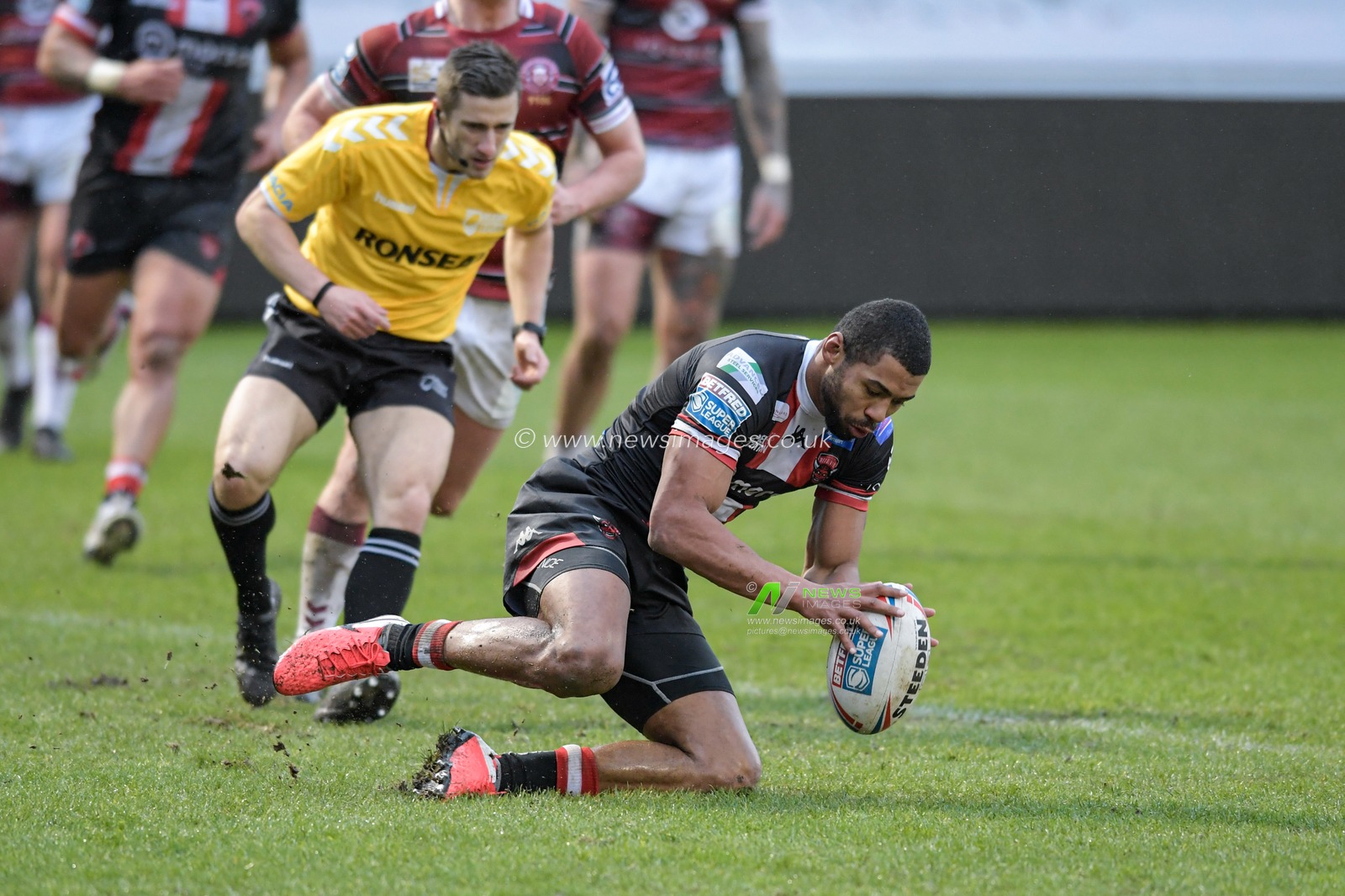Kallum Watkins (3) of Salford Red Devils goes over for a try to make it 4-0
