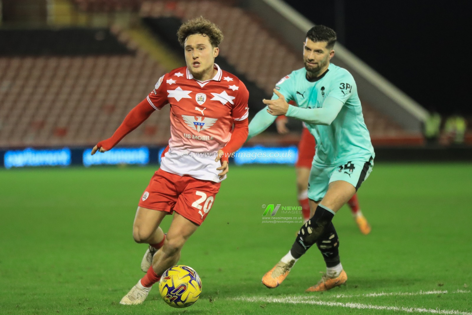 Callum Styles of Barnsley breaks with the ball pressured by Jordan Jones of Wigan Athletic during the Sky Bet League 1 match Barnsley vs Wigan Athletic at Oakwell, Barnsley, United Kingdom, 1st January 2024

(Photo by Alfie Cosgrove/News Images)