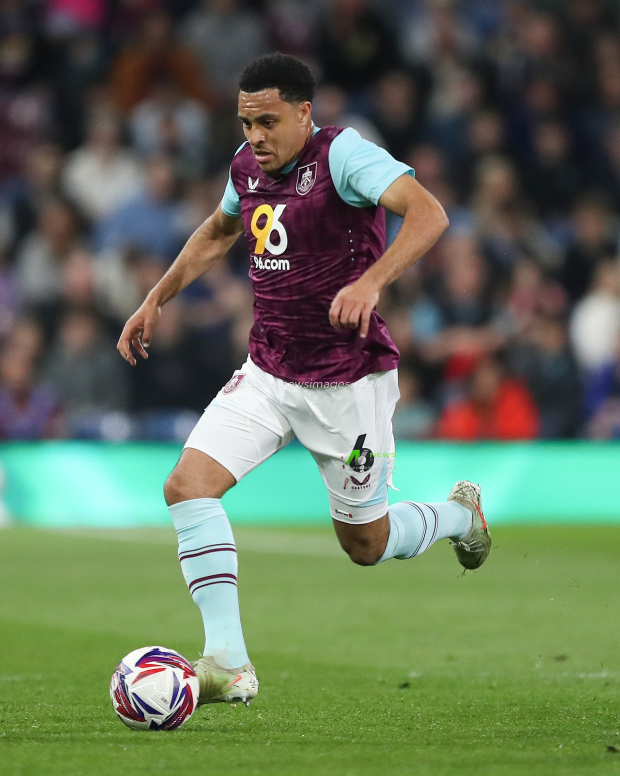 CJ Egan-Riley of Burnley with ball at his feet during the Sky Bet Championship match Burnley vs Norwich City at Turf Moor, Burnley, United Kingdom, 11th April 2025

(Photo by Jorge Horsted/News Images)