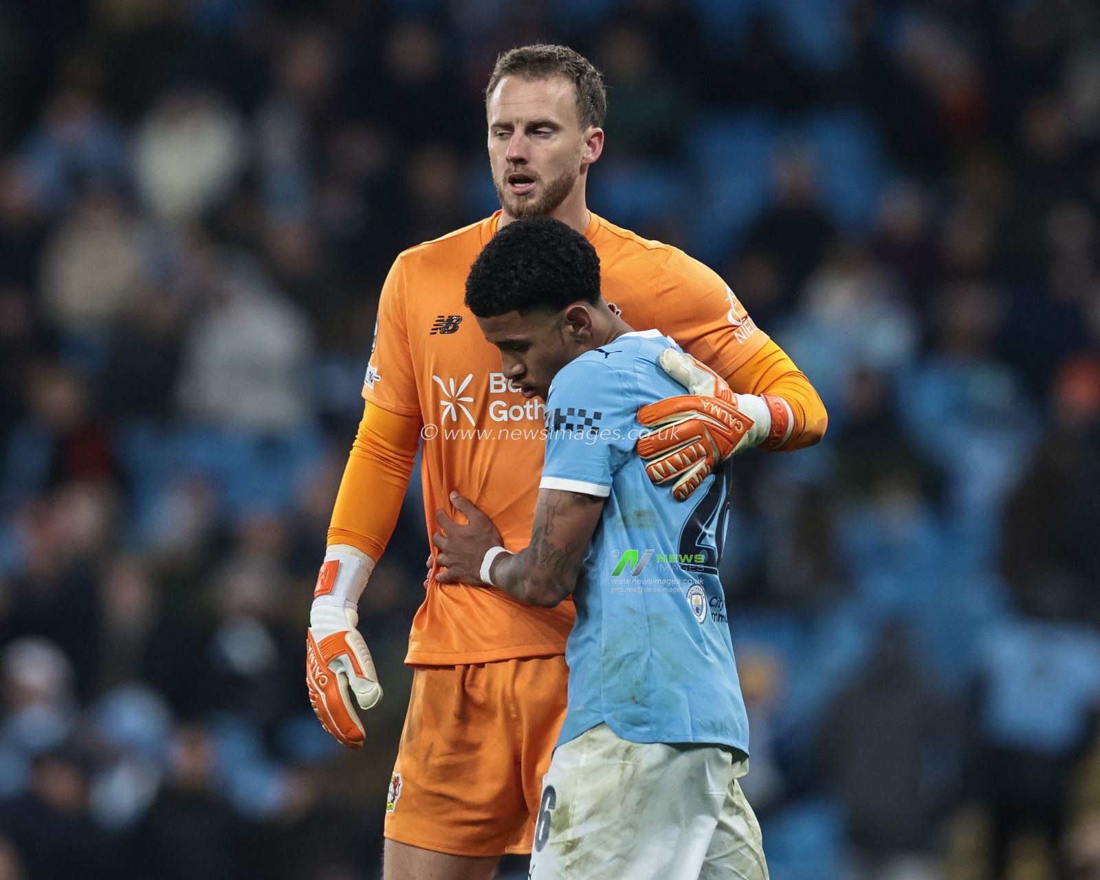 Mark Flekken of Bayer 04 Leverkusen embraces Savinho of Manchester City during the UEFA Champions League Matchday 5 of 8 Manchester City v Bayer 04 Leverkusen at City of Manchester Stadium, Manchester, United Kingdom, 25th November 2025

(Photo by Mark Cosgrove/News Images)

*** GER AUT SUI OUT ***