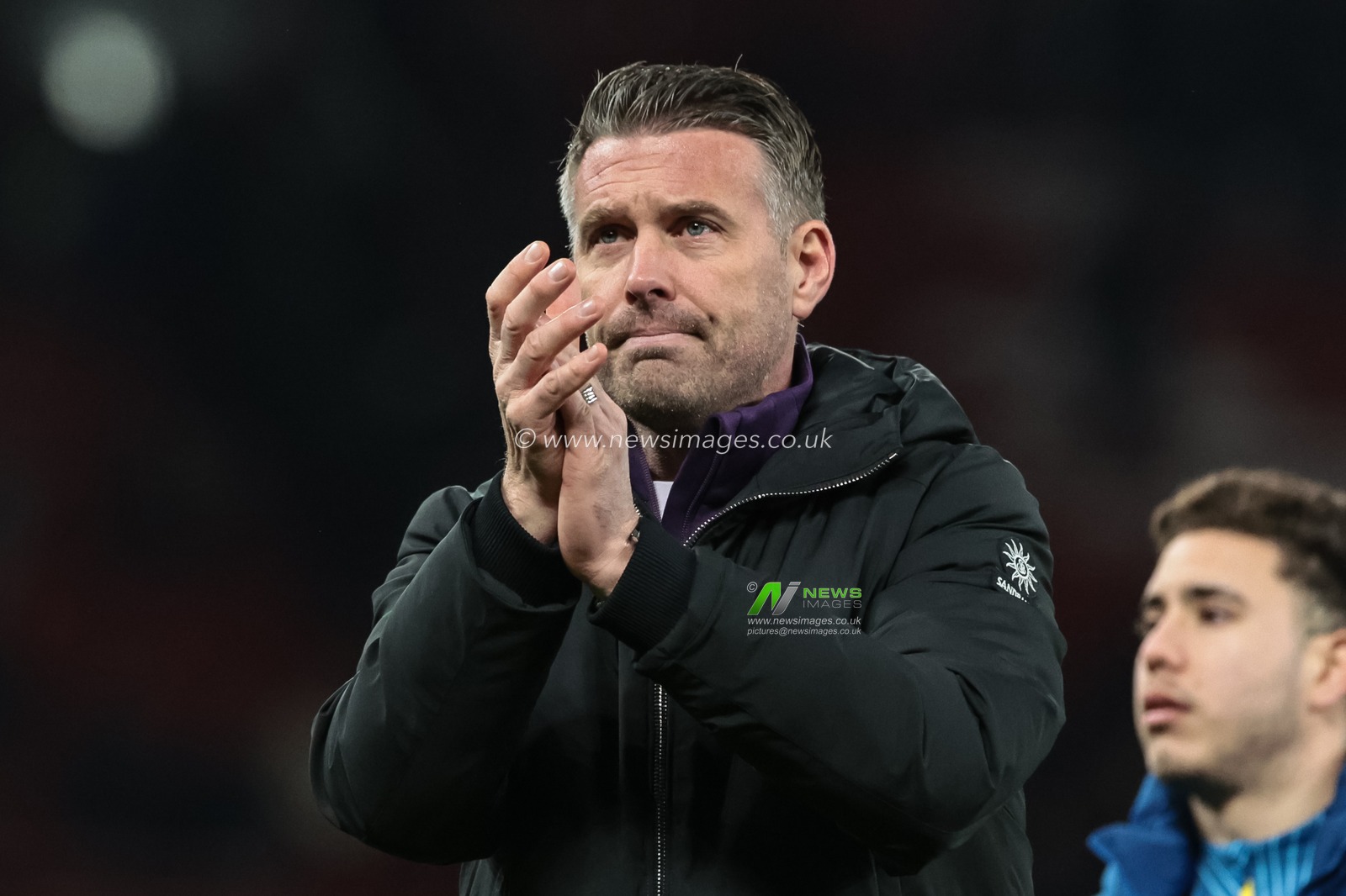 Rob Edwards manager of Wolverhampton Wanderers applauds the fans after the final whistle during the Premier League match Manchester United vs Wolverhampton Wanderers at Old Trafford, Manchester, United Kingdom, 30th December 2025

(Photo by Mark Cosgrove/News Images)

*** GER AUT SUI OUT ***