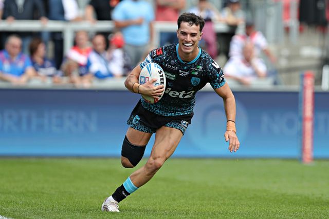 David Armstrong of Leigh Leopards scores a try during the Betfred Super League Round 14 match Wakefield Trinity vs Leigh Leopards at DIY Kitchens Stadium, Wakefield, United Kingdom, 15th June 2025

(Photo by Sam Eaden/News Images)