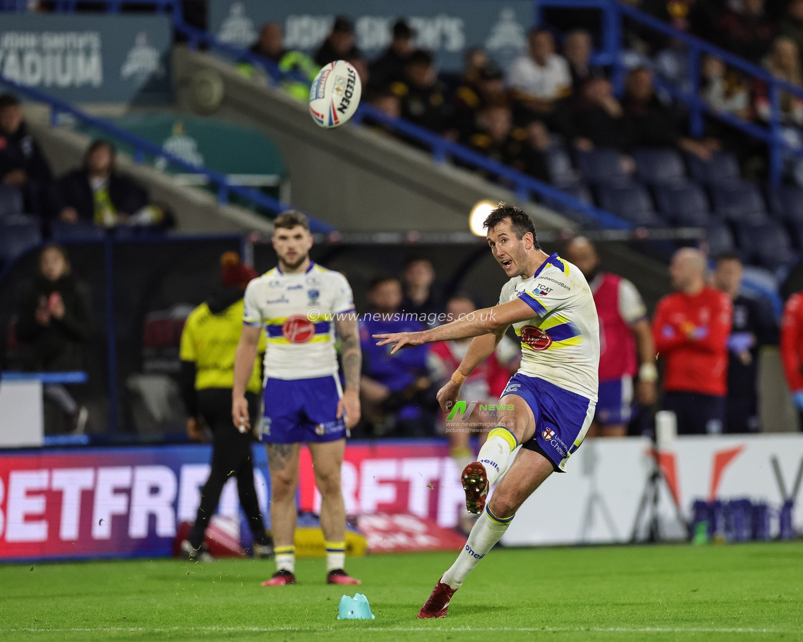 Stefan Ratchford #4 of Warrington Wolves scores a penalty during the Betfred Super League Round 27 match Huddersfield Giants vs Warrington Wolves at John Smith's Stadium, Huddersfield, United Kingdom, 22nd September 2023

(Photo by Mark Cosgrove/News Images)