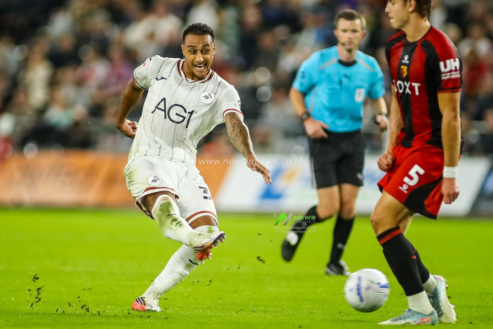 Adam Idah of Swansea City has a shot on goal during the Sky Bet Championship match Swansea City vs Watford at Swansea.com Stadium, Swansea, United Kingdom on 01 September 2026

(Photo by Andrew Lewis/News Images)