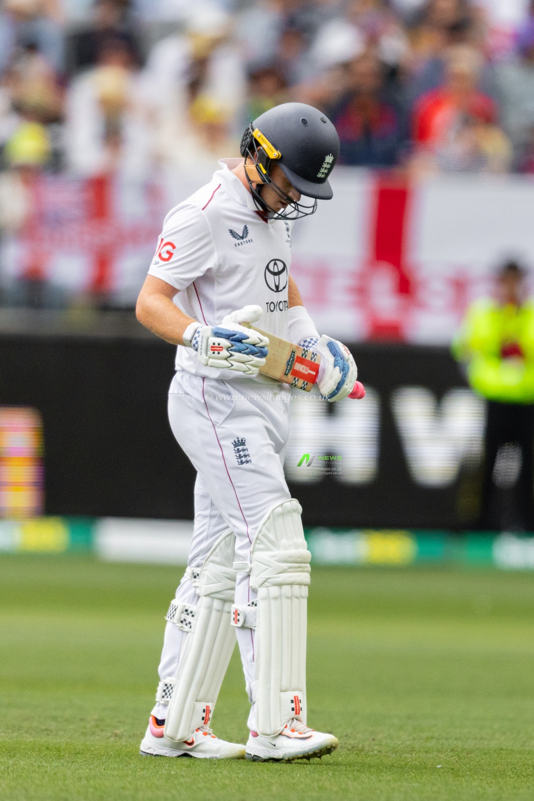 Ollie Pope of England walks off after getting out during the NRMA Insurance Ashes First Test Day 2 Australia vs England at Optus Stadium, Perth, Australia, 22nd November 2025

(Photo by Santanu Banik/News Images)

*** GER AUT SUI OUT ***