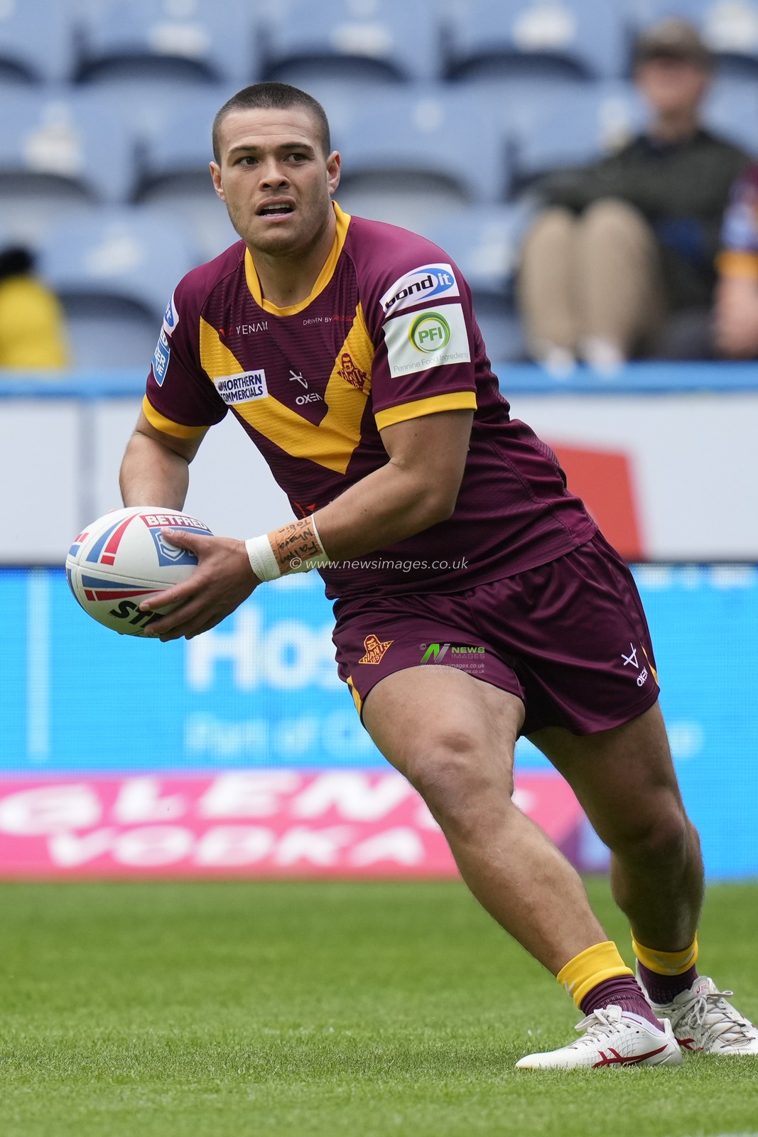 Tui Lolohea #6 of Huddersfield Giants during the Betfred Super League Round 23 match Huddersfield Giants vs Leeds Rhinos at John Smith's Stadium, Huddersfield, United Kingdom, 27th August 2023

(Photo by Steve Flynn/News Images)