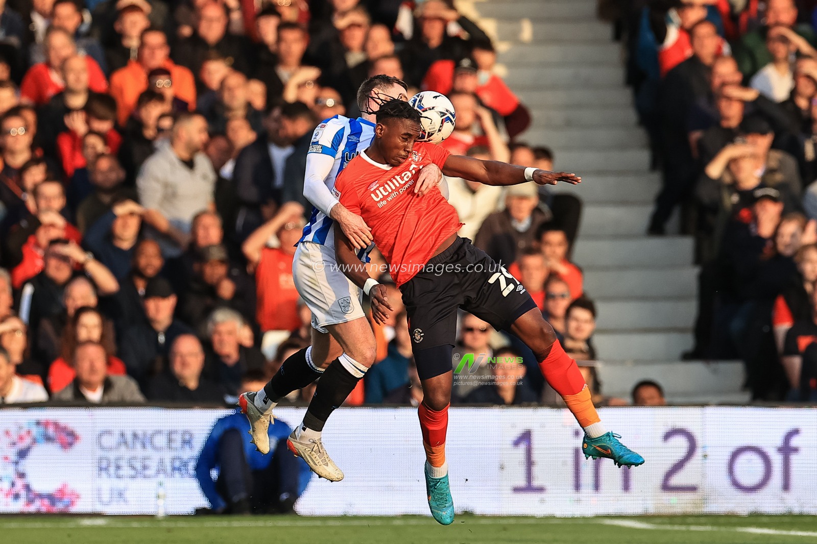 \h20and Amariâ€™i Bell #29 of Luton Town battle for the ball