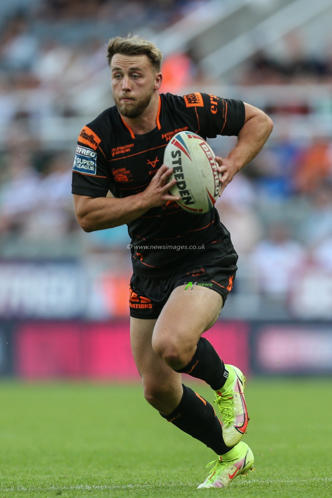 Danny Richardson (7) of Castleford Tigers in action during the game