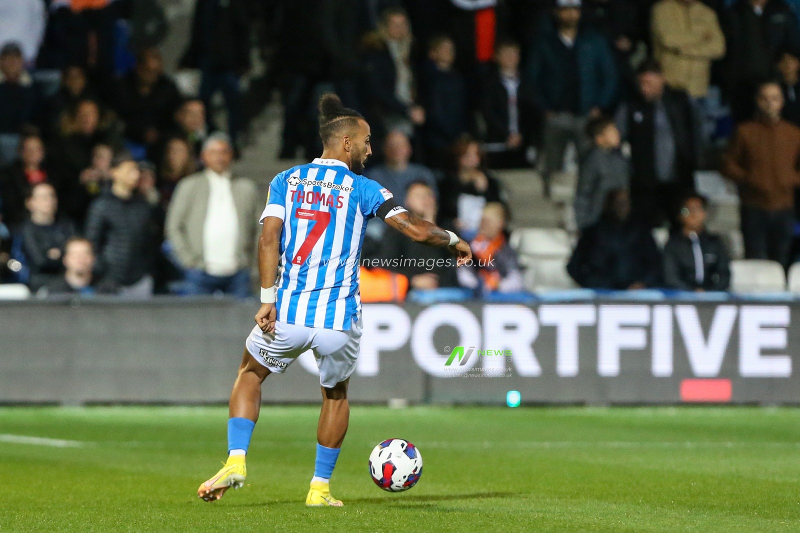 Sorba Thomas #7 of Huddersfield Town on the ball during the Sky Bet Championship match Luton Town vs Huddersfield Town at Kenilworth Road, Luton, United Kingdom, 4th October 2022

(Photo by Arron Gent/News Images)