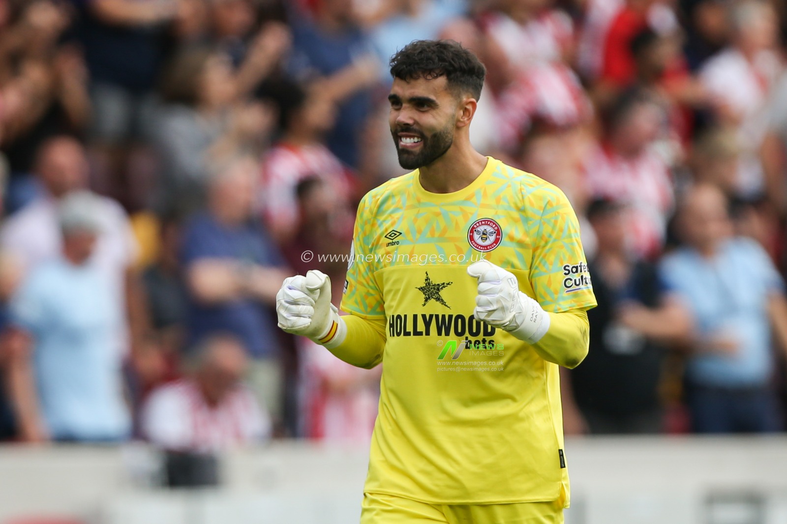 David Raya #1 of Brentford celebrates as Bryan Mbeumo scores to make 4-2 during the Premier League match Brentford vs Leeds United at Brentford Community Stadium, London, United Kingdom, 3rd September 2022

(Photo by Arron Gent/News Images)