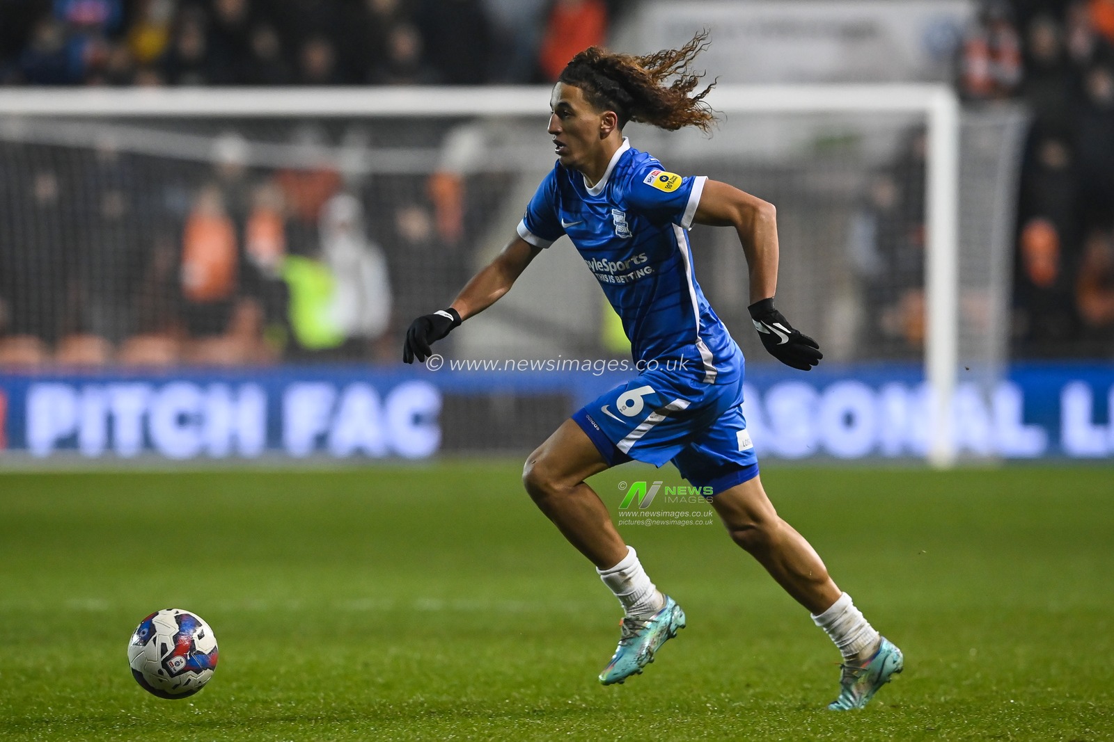 Hannibal Mejbri #6 of Birmingham City makes a break during the Sky Bet Championship match Blackpool vs Birmingham City at Bloomfield Road, Blackpool, United Kingdom, 10th December 2022

(Photo by Craig Thomas/News Images)