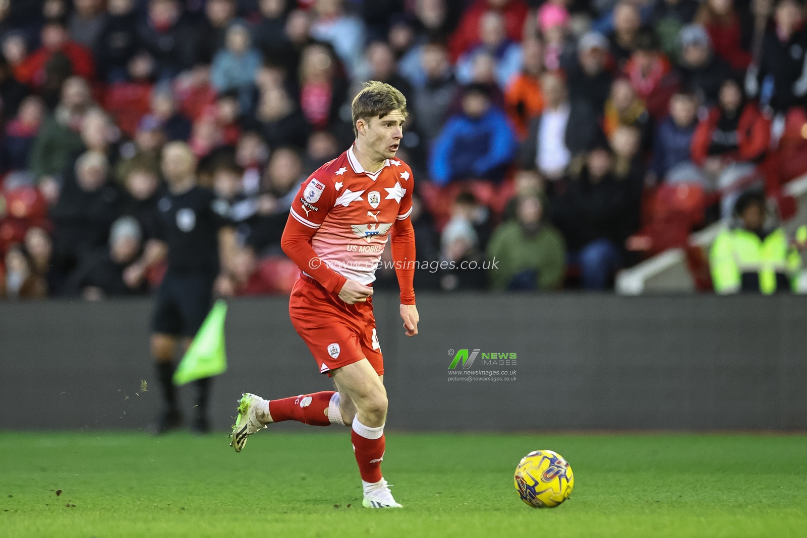 Luca Connell of Barnsley breaks with the ball during the Sky Bet League 1 match Barnsley vs Exeter City at Oakwell, Barnsley, United Kingdom, 27th January 2024

(Photo by Mark Cosgrove/News Images)