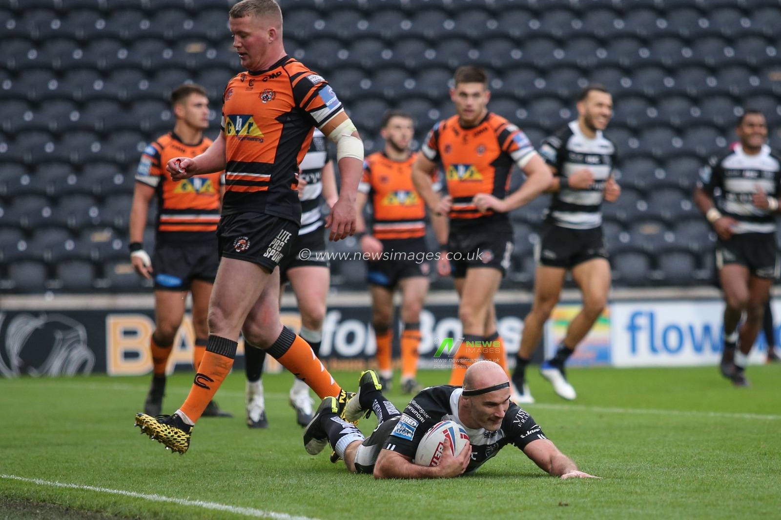 Danny Houghton (9) of Hull FC scores his try