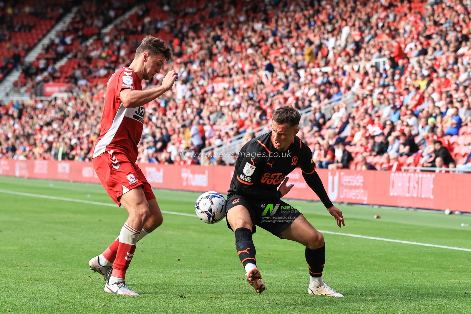 Jerry Yates #9 of Blackpool holds the ball