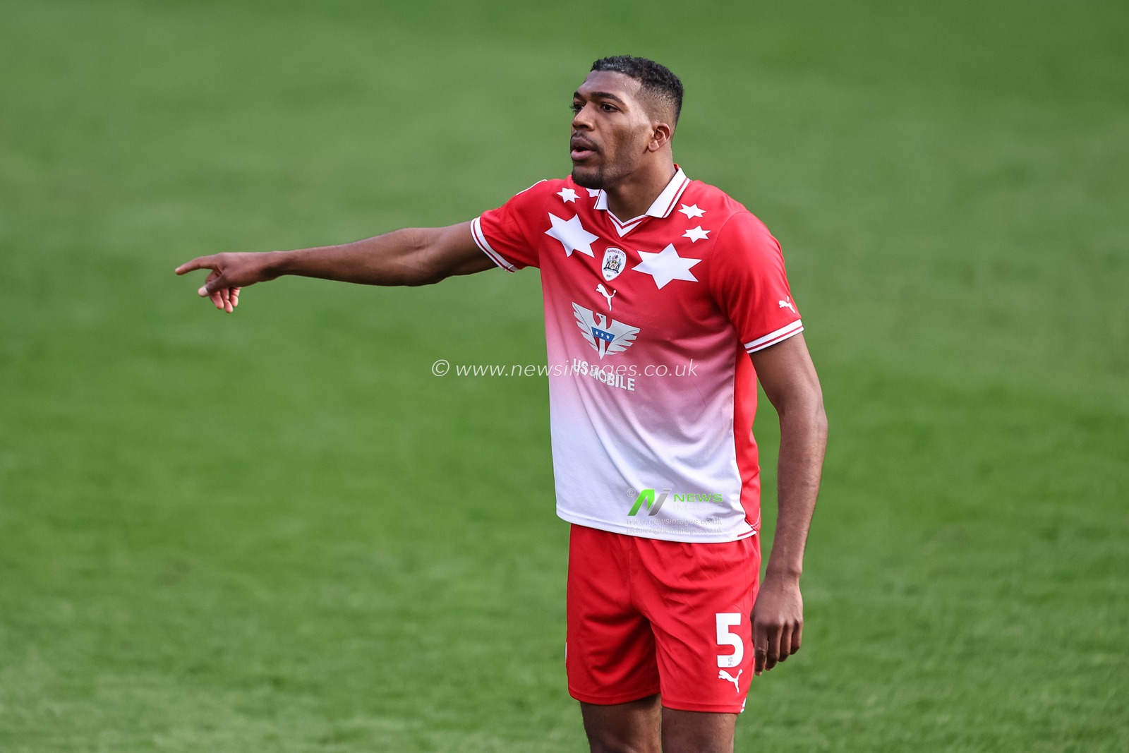 Donovan Pines of Barnsley gives his team instructions  during the Sky Bet League 1 match Barnsley vs Derby County at Oakwell, Barnsley, United Kingdom, 24th February 2024

(Photo by Mark Cosgrove/News Images)