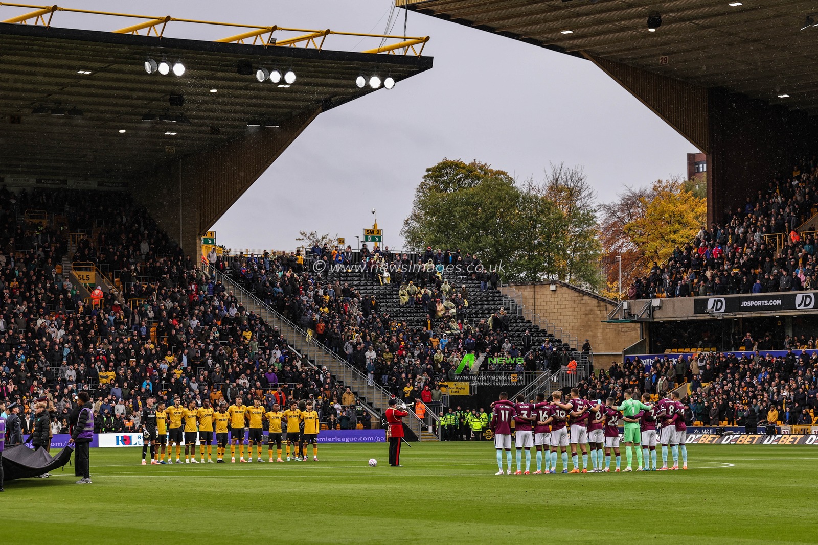 Players, staff and fans hold a minutes silence before the game during the Premier League match Wolverhampton Wanderers vs Burnley at Molineux, Wolverhampton, United Kingdom, 26th October 2025

(Photo by Mark Cosgrove/News Images)