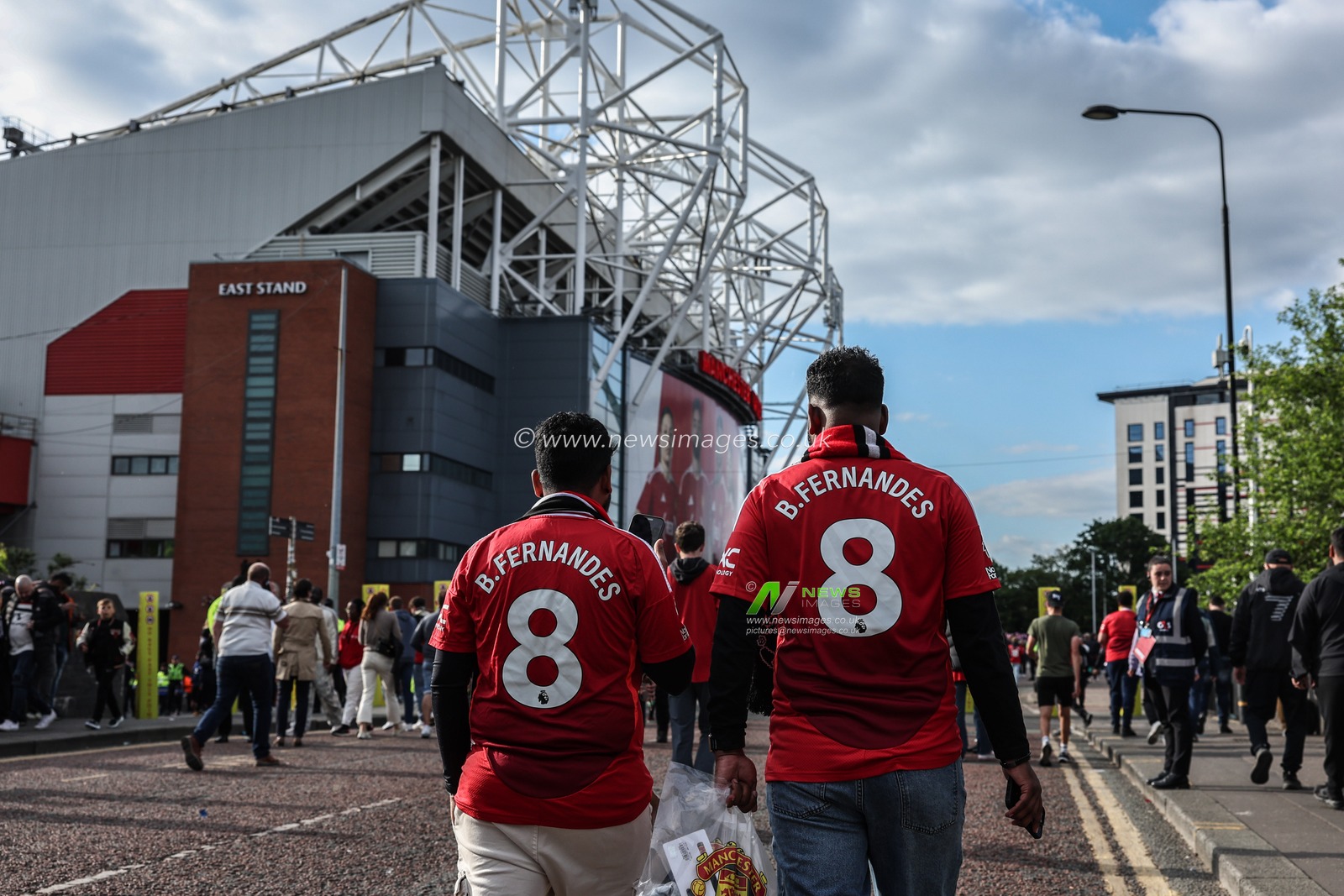 Fans arrive during the UEFA Europa League Semi-final match Manchester United vs Athletic Bilbao at Old Trafford, Manchester, United Kingdom, 8th May 2025

(Photo by Mark Cosgrove/News Images)