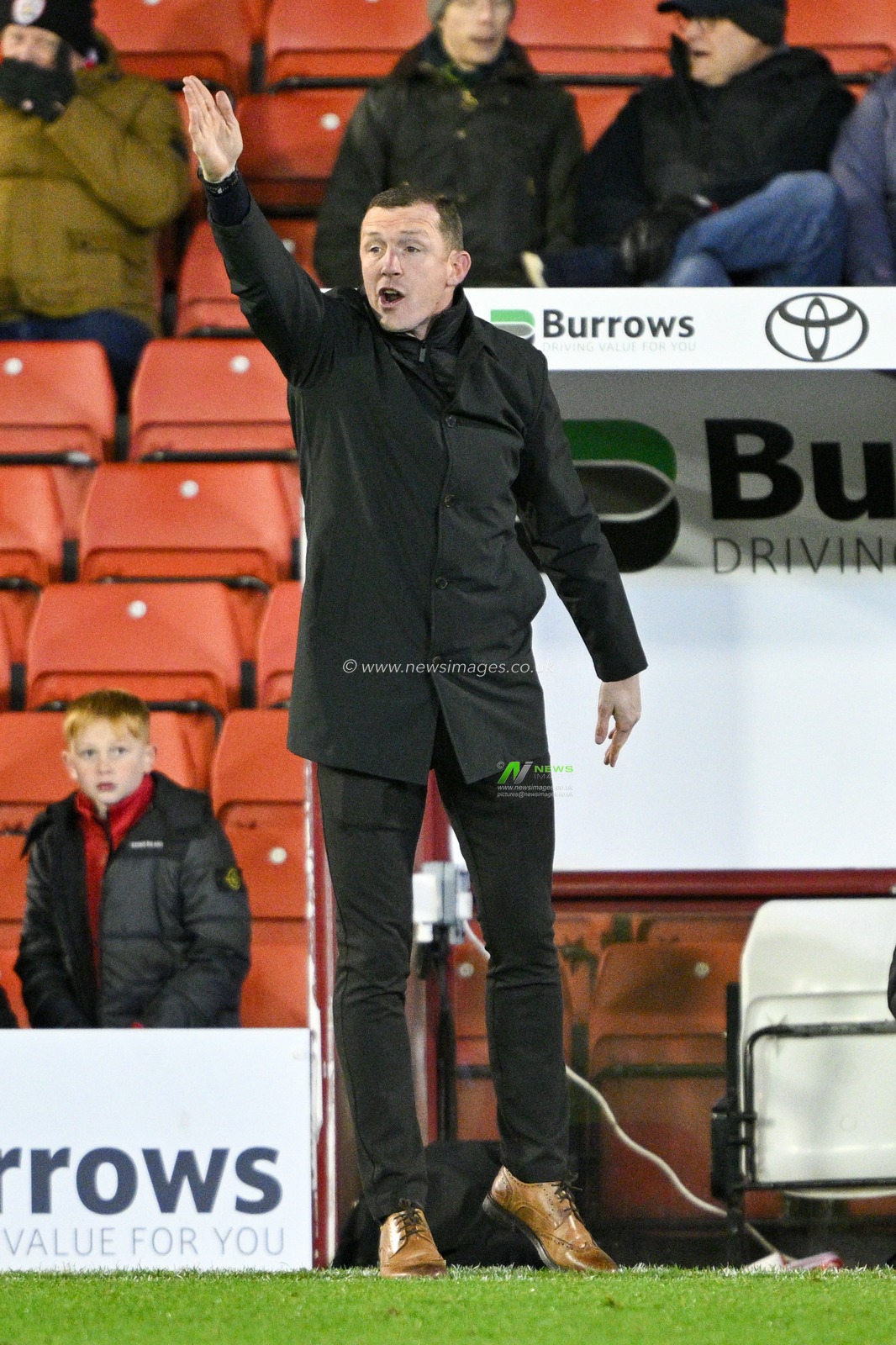 Neill Collins Head coach of Barnsley, during the Sky Bet League 1 match Barnsley vs Wycombe Wanderers at Oakwell, Barnsley, United Kingdom, 28th November 2023

(Photo by Cody Froggatt/News Images)