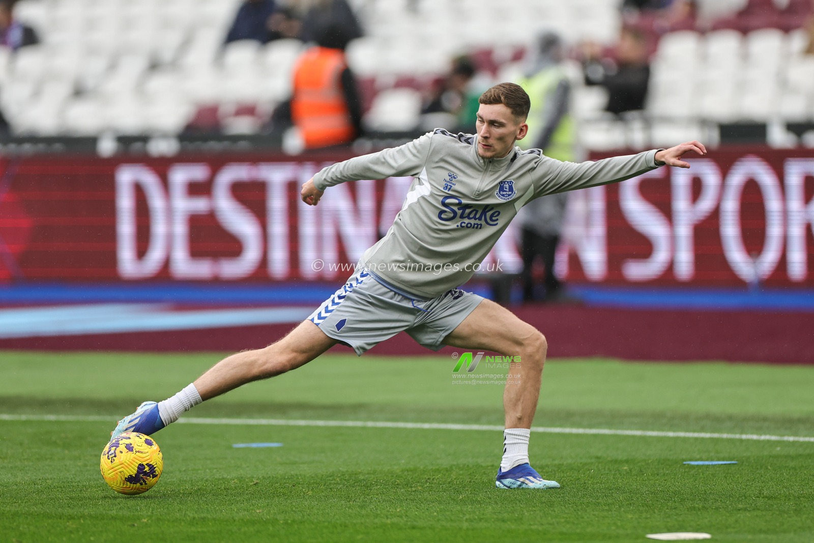 James Garner #37 of Everton in the pregame warmup session during the Premier League match West Ham United vs Everton at London Stadium, London, United Kingdom, 29th October 2023

(Photo by Mark Cosgrove/News Images)