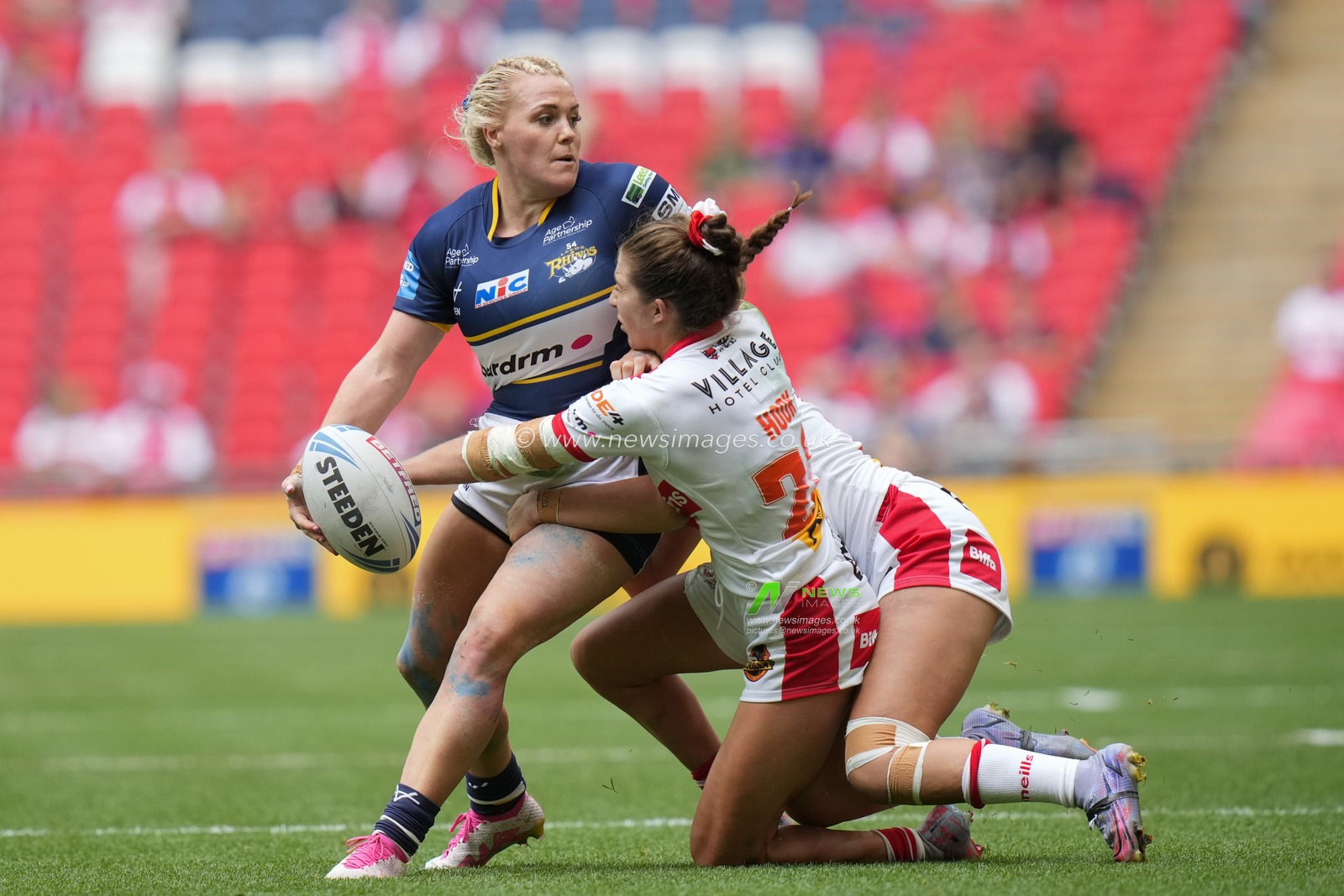 Amy Hardcastle #11 of Leeds Rhinos offloads the ball during the Betfred Womens Challenge Cup Final match Leeds Rhinos vs St Helens at Wembley Stadium, London, United Kingdom, 12th August 2023

(Photo by Steve Flynn/News Images)