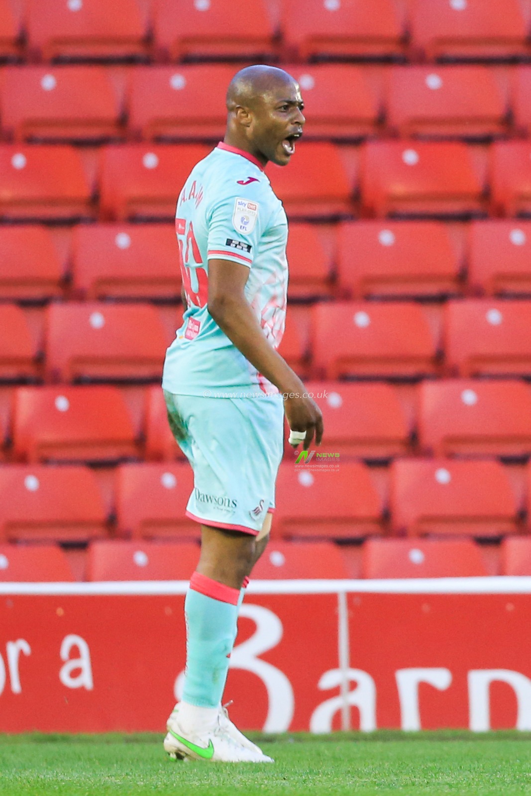 Andre Ayew #10 of Swansea City celebrates his goal to make it 0-1