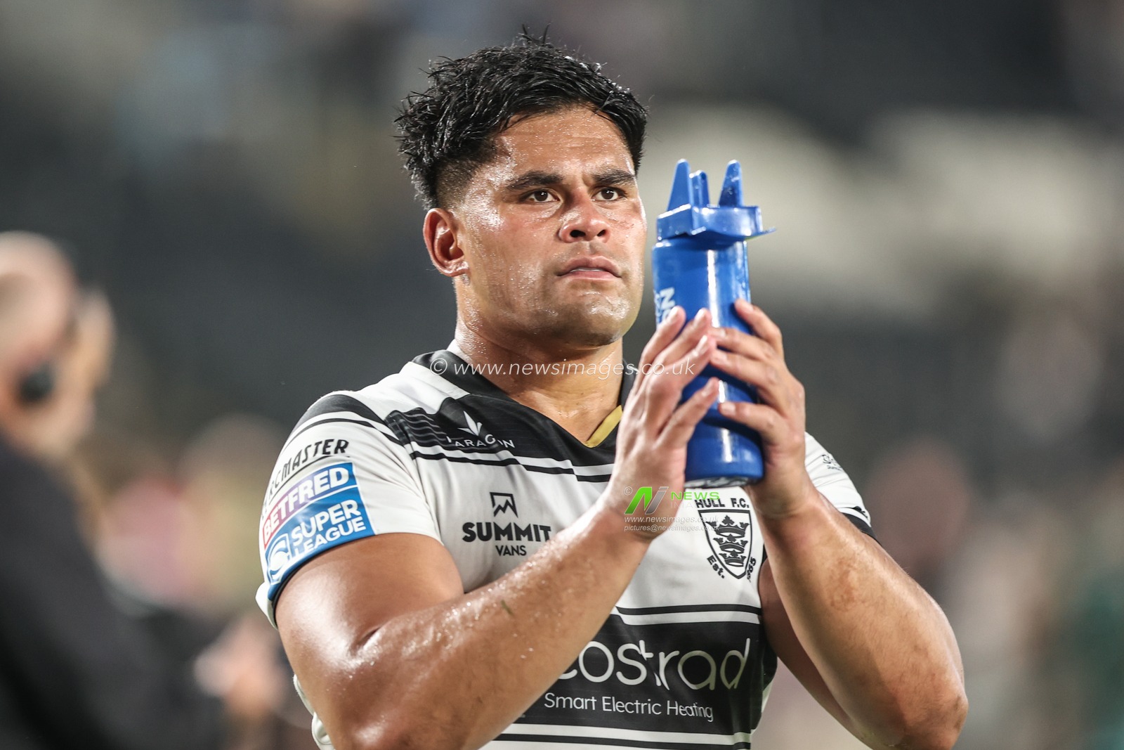 Herman Ese’ese of Hull FC applauds the fans after the game during the Betfred Super League round 18 match Hull FC vs Wakefield Trinity at MKM Stadium, Hull, United Kingdom, 10th July 2025

(Photo by Alfie Cosgrove/News Images)