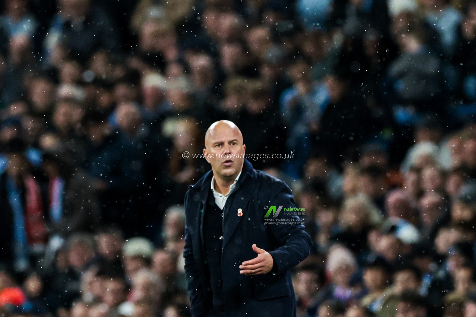 Arne Slot Liverpool manager gives instructions to his team during the Premier League match Manchester City vs Liverpool at Etihad Stadium, Manchester, United Kingdom, 9th November 2025

(Photo by Mark Cosgrove/News Images)

*** GER AUT SUI OUT ***