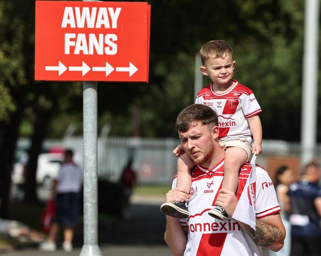 A young Hull KR fan heads to the game on his dad’s shoulders during the Betfred Super League Round 25 match Hull KR vs Hull FC at Sewell Group Craven Park, Kingston upon Hull, United Kingdom, 7th September 2025

(Photo by Mark Cosgrove/News Images)