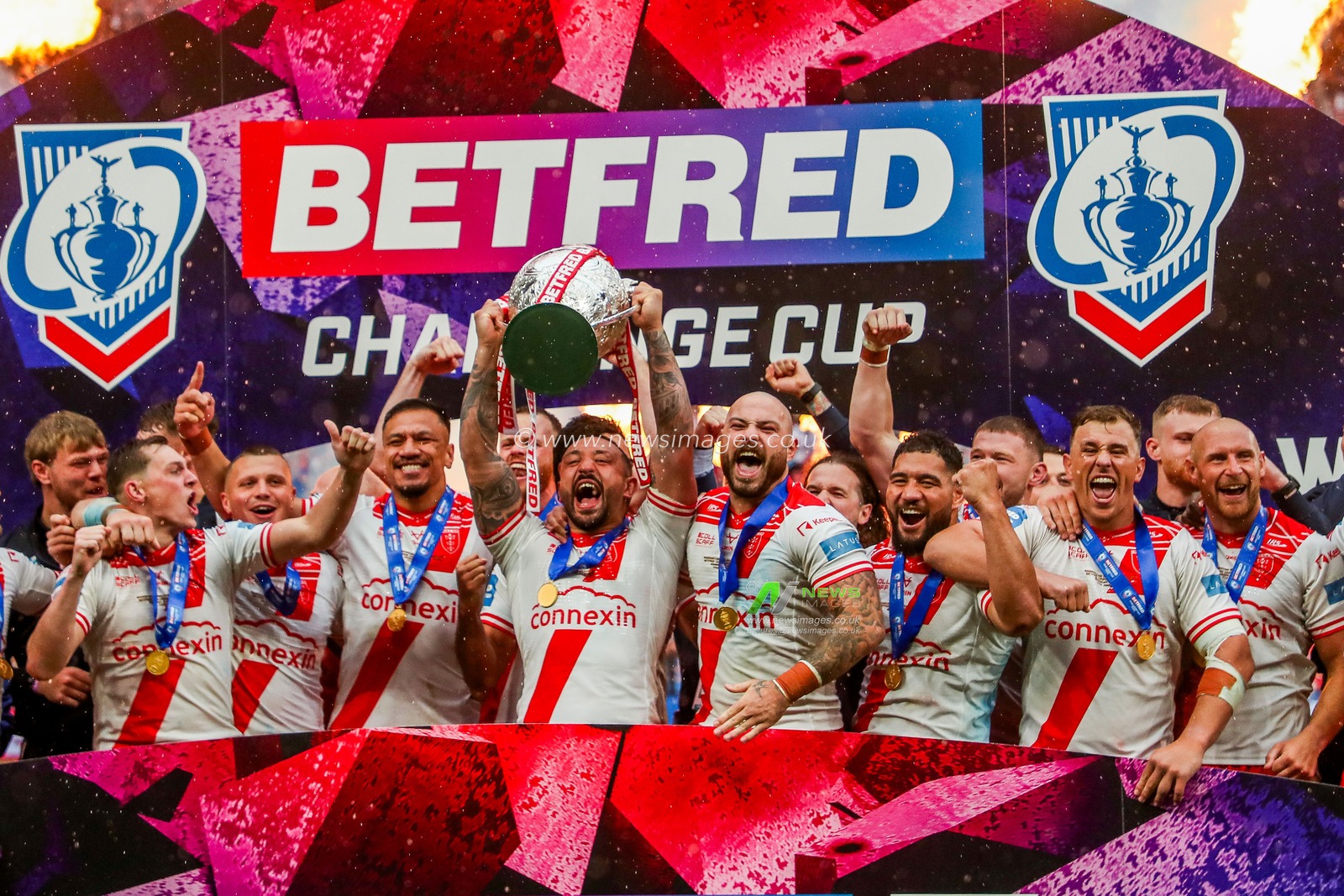 Hull KR lift the he Betfred Challenge Cup after the teams victory following the Betfred Challenge Cup Final Warrington Wolves vs Hull KR at Wembley Stadium, London, United Kingdom, 7th June 2025

(Photo by Izzy Poles/News Images)