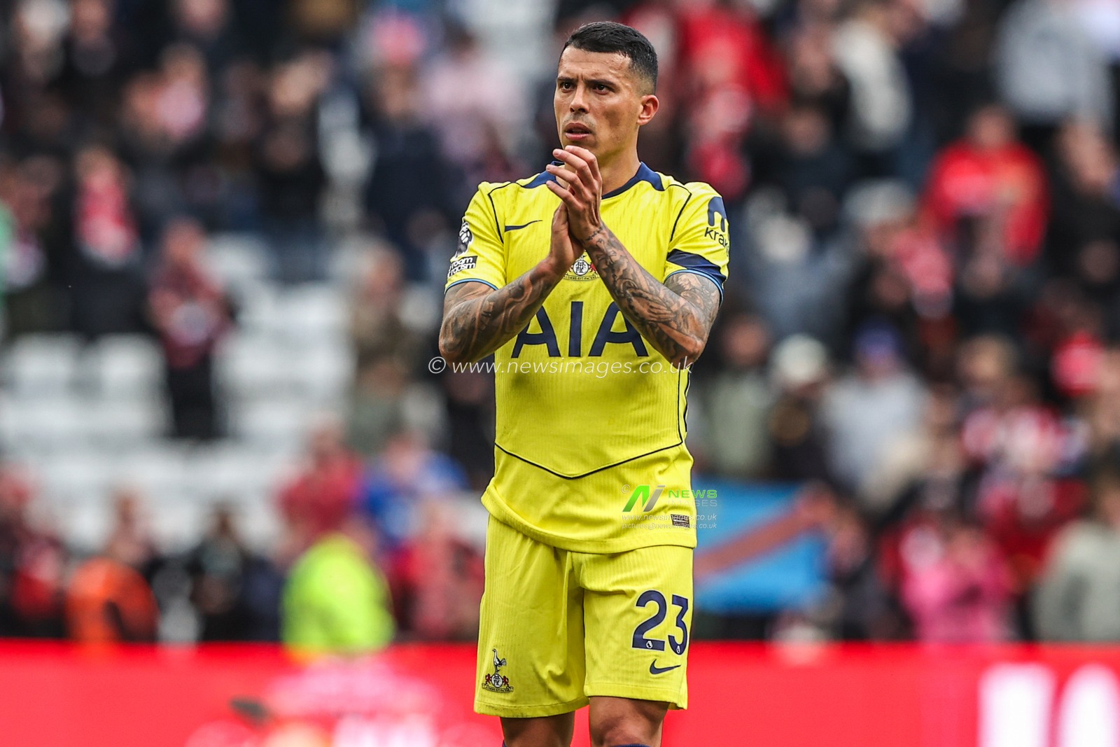 Pedro Porro of Tottenham Hotspur applauds the fans after the game during the Premier League match Sunderland vs Tottenham Hotspur at Stadium Of Light, Sunderland, United Kingdom on 12 April 2026

(Photo by Alfie Cosgrove/News Images)