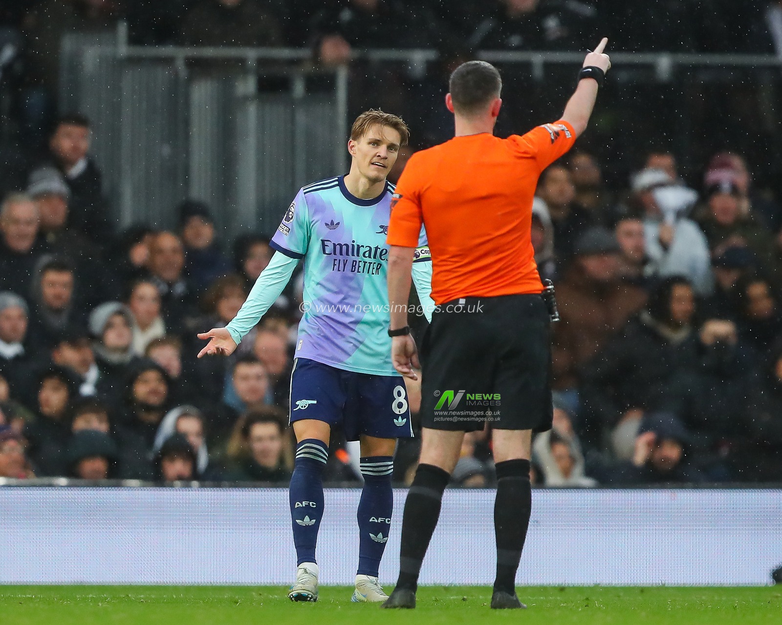 Referee Chris Kavanagh speaks to Martin Ã˜degaard of Arsenal during the Premier League match Fulham vs Arsenal at Craven Cottage, London, United Kingdom, 8th December 2024

(Photo by Gareth Evans/News Images)