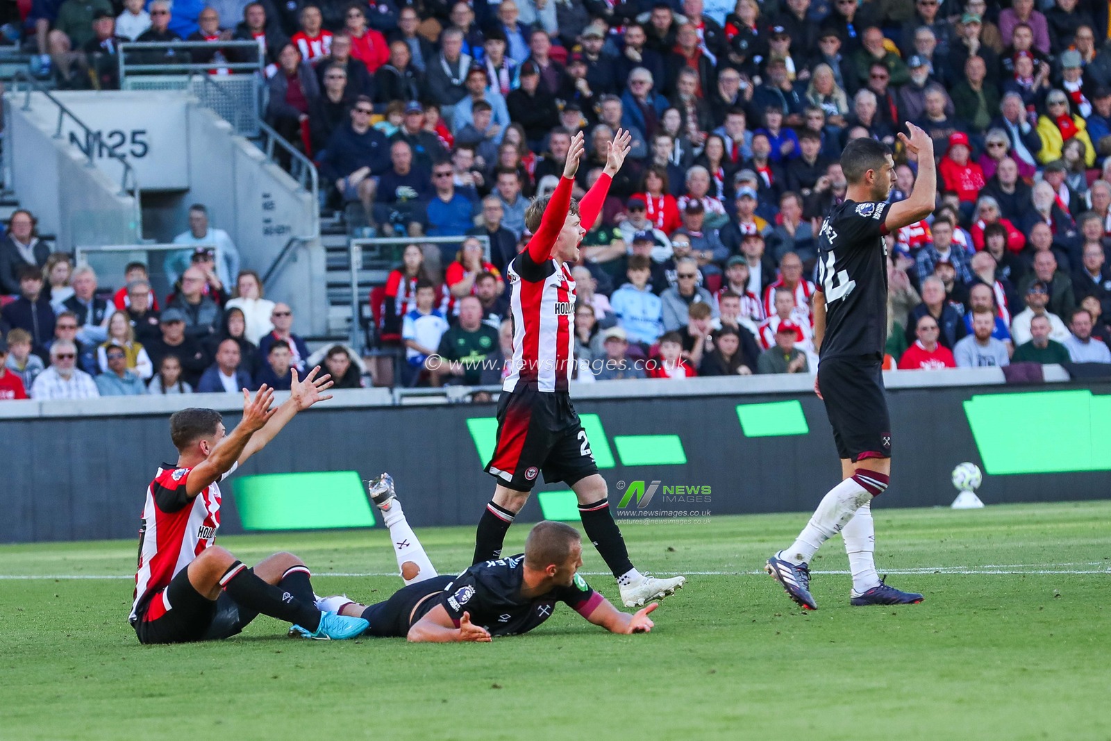 Brentford appeal for a penalty during the Premier League match Brentford vs West Ham United at The Gtech Community Stadium, London, United Kingdom, 28th September 2024

(Photo by Izzy Poles/News Images)